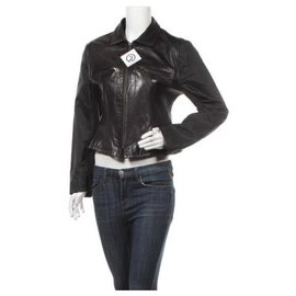 Ventcouvert Kurze, eng anliegende schwarze Jacke mit Reißverschluss