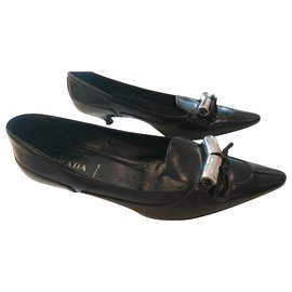 Sapatos de salto Prada em couro preto com bico fino e laço