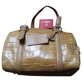 Lancel Bolera beige con relieve de cocodrilo.