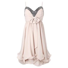 Vestido French Connection con escote corazón de pedrería color carne