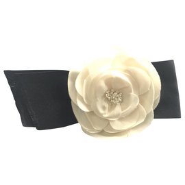 Spilla Chanel Camelia in Seta e Fiocco Nero