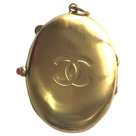 Pendente Medaglione Chanel Dorato con Pietra Gripoix Rossa