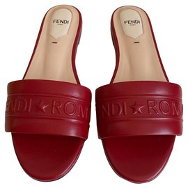 Fendi Pantoletten aus rotem Leder