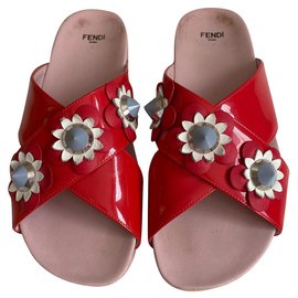 Fendi Pantoletten aus rotem Lackleder mit 3D Lederblumen Größe 39