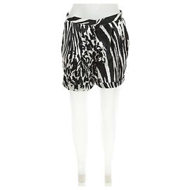 By Malene Birger Seiden Shorts Schwarz Weiß