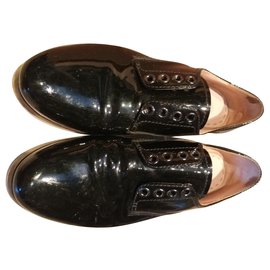 Derby Miu Miu in vernice nera