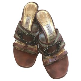 Mules Ballin in pelle marrone con fibbia in vetro rosa