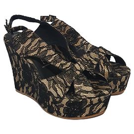 Jeffrey Campbell Plateau Sandalen aus Spitze Schwarz Beige