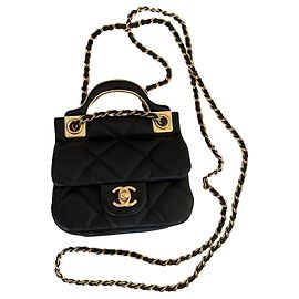 Chanel Portacarte con patta in pelle di vitello nera con catena dorata