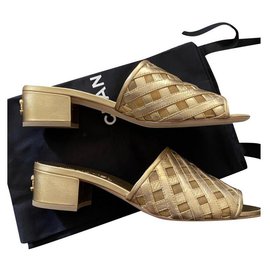 Sandali Chanel in pelle dorata