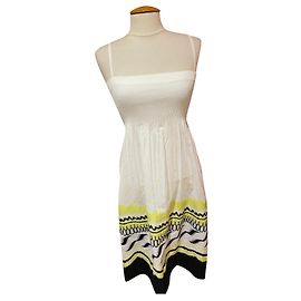 Vestido Agnès b. de algodón blanco con bordados negro y amarillo