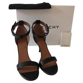 Sandali Givenchy in pelle nera con tacco 8cm