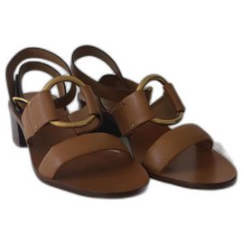 Sandálias Chloé de couro marrom com logotipo dourado