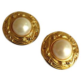 Orecchini Chanel in metallo dorato e perla imitazione
