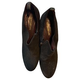 Precioso par de zapatos de ante de la marca Vanessa Bruno