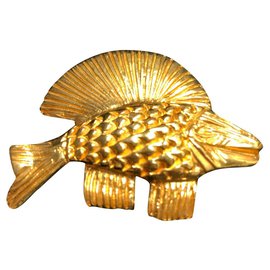 Céline Fischbrosche Goldfarben Metall