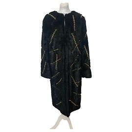 Giacca in pelliccia Moschino nera con dettagli in pelle e catena