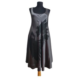 Gestuz Kleid aus grauer Seide Größe 38