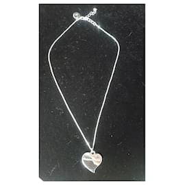 Collana Christian Lacroix con pendente a cuore in smalto