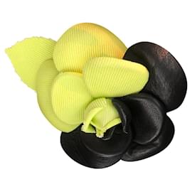 Broche bicolor Chanel de tela y cuero negro
