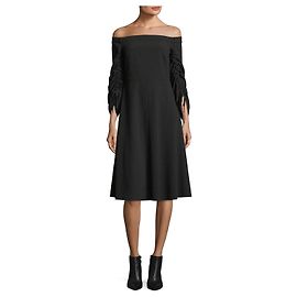 Tibi vestido de crepé negro con hombros descubiertos