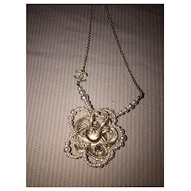 Collana Chanel Camelia perle e strass color eggshell