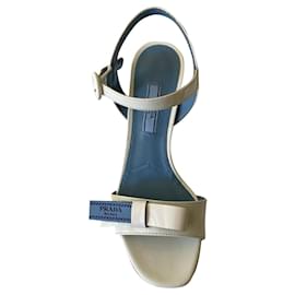 Sandali Prada in vernice bianca con fiocco celeste