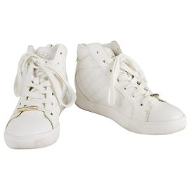 Juicy Couture Scarpe da ginnastica alte con zeppa in pelle bianca trapuntata con zeppa 7.5