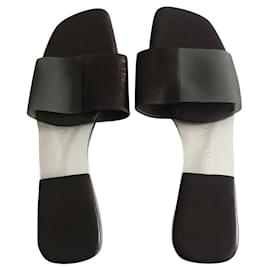 Chanel Ciabatte in pelle e acrilico