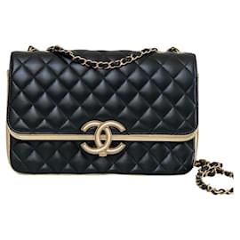 Borsa Chanel Session in pelle nera metallizzata