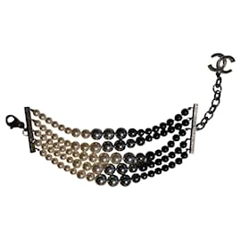 Bracciale Chanel con 5 file di perle nere e bianche