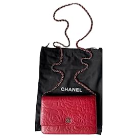 Bolso de mano Chanel WOC Camellia en cuero rojo oscuro