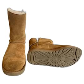 Botas Ugg con cadenas decorativas Caramelo