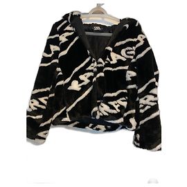 Cappotto corto Karl Lagerfeld con cappuccio in ecopelliccia nero
