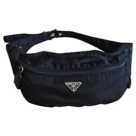 Prada Gürteltasche aus schwarzem Canvas