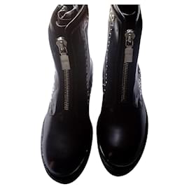 Botines Alexander McQueen en piel negra con puntera metálica