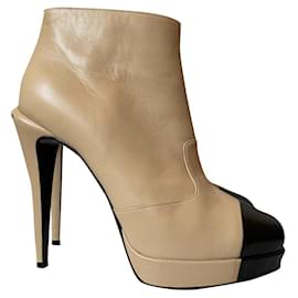 Botines Chanel de cuero beige