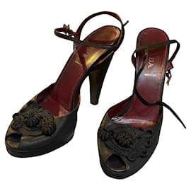 Sandali Prada in pelle martellata nera con punta aperta
