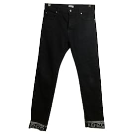 Vaqueros Kenzo con vuelta de marca en blanco y negro