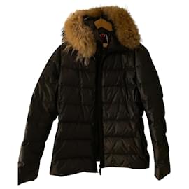 Abrigo Moncler azul marino de nylon con piel de mapache