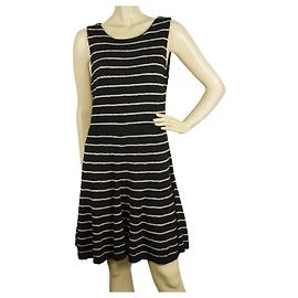 Alice + Olivia Black con. Abito in maglia stile skater a righe bianche in cotone e lana tg L