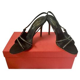 Sandali con tacco Valentino Garavani in raso nero impreziosito da cristalli