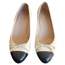 Chanel Uniform zweifarbige Pumps in Beige und Schwarz Leder Größe 36