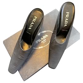 Mule con tacco Prada in tessuto nero