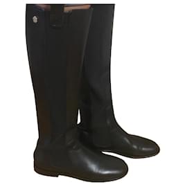 Chanel Reitstiefel aus Leder Schwarz mit goldenem Kamelien-Detail