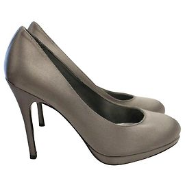 Stuart Weitzman Décolleté in raso argento scuro US 7 eu 38