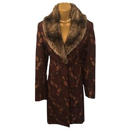 Karen Millen Abrigo de Brocado Floral con Cuello de Piel Sintética Burdeos