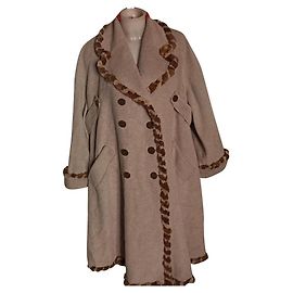 Abrigo Fendi con botonadura forrada en camel