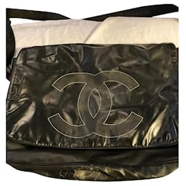 Borsa a tracolla Chanel nera in poliuretano