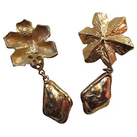 Clips dorés, baroques. - Yves Saint Laurent